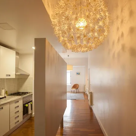 Misha's Place At Bairro Alto! Апартаменты *
