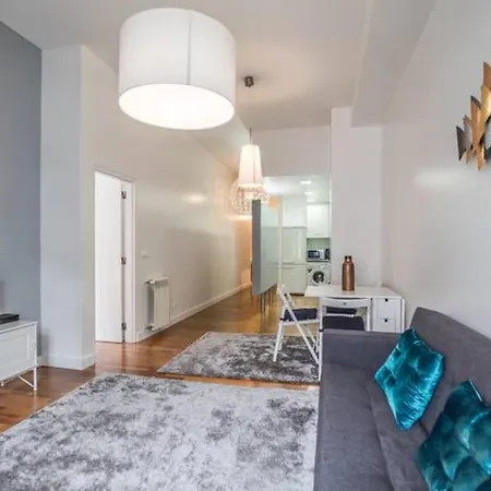 Misha's Place At Bairro Alto! Апартаменты *